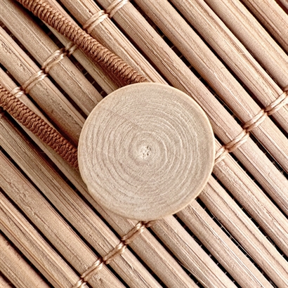 Bambusæske med trælåg. Fyldt med 200 gram Italienske chokolademandler